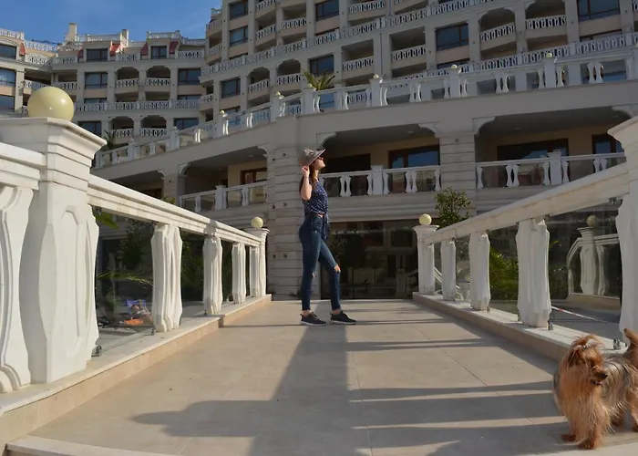 Apartment East From Paradise